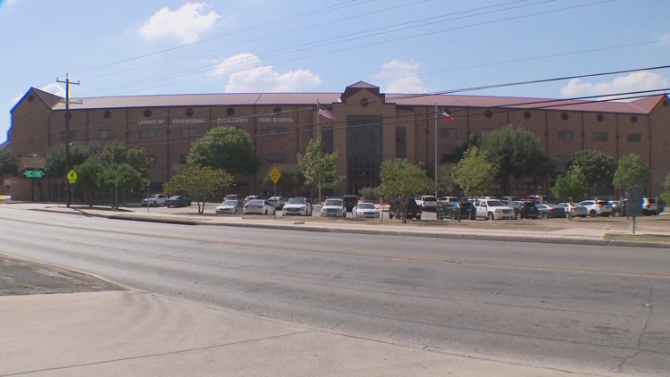 Fox falls through ceiling during LEE High School lunch period, NEISD officials say — KENS 5 (San Antonio), Tyler Schools news