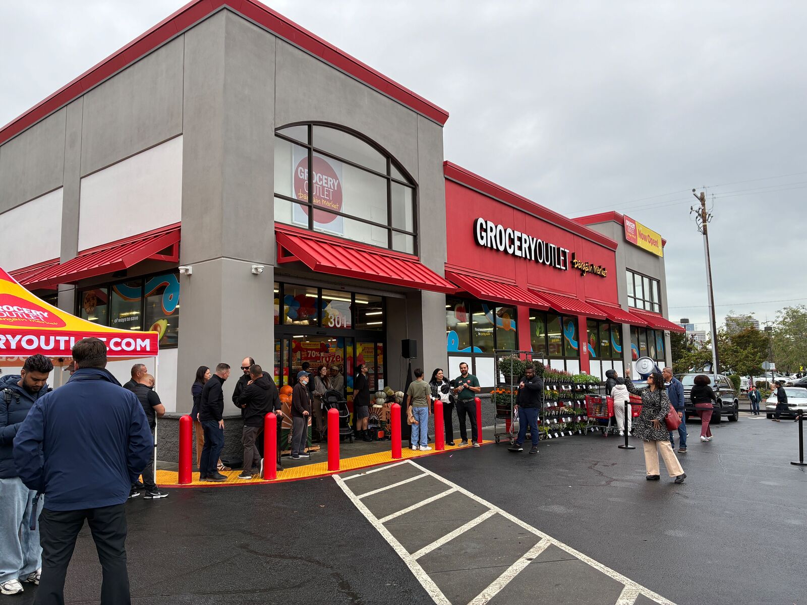 New Grocery Outlet opens in Oakland’s Eastlake neighborhood — The Oaklandside, Tyler Business news